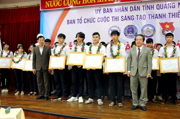 Đồng chí Võ Phiên- Phó Chủ tịch UBND tỉnh trao Giải Nhất cho các tác giả.