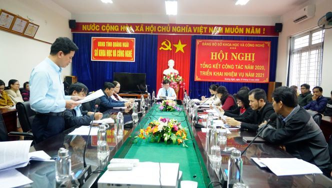 Đ/c Trần Công Hòa, UVBCH Đảng ủy, Phó Giám đốc KH&CN báo cáo kết quả công tác Đảng bộ năm 2020 và phương hướng, nhiệm vụ trọng tâm năm 2021 tại Hội nghị.