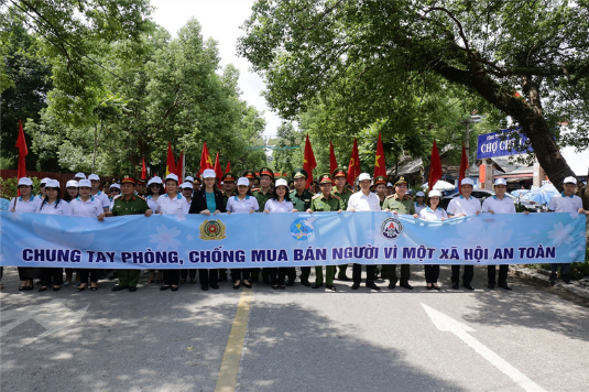 Một buổi diễu hành cổ động kêu gọi nhân dân hưởng ứng Ngày Toàn dân phòng, chống mua bán người năm 2019 (Ảnh: bocongan.gov.vn)