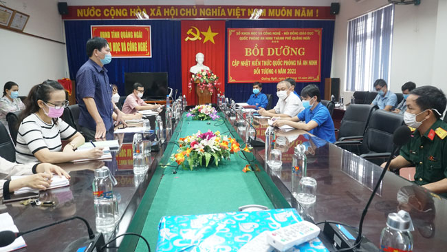 Ông Nguyễn Văn Thành, Tỉnh ủy viên, Bí thư Đảng ủy, Giám đốc Sở KH&CN phát biểu khai mạc lớp bồi dưỡng.