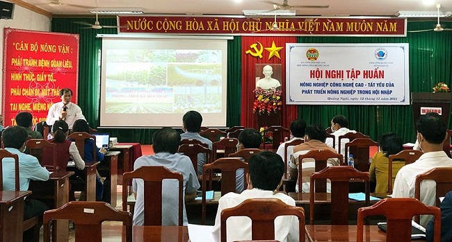 TS. Phan Văn Hiếu - Phó Giám đốc Sở Khoa học và Công nghệ báo cáo tập huấn tại Hội nghị. 