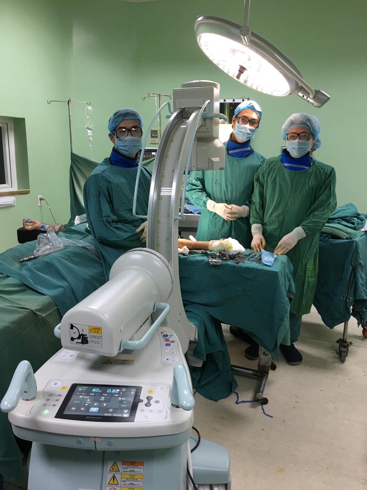 Các bác sĩ tại Bệnh viện Đa khoa Quảng Ngãi thực hiện phẫu thuật điều trị gãy kín xương cẳng tay cho bệnh nhân bằng phương pháp xuyên đinh kín trên màn hình tăng sáng của máy C - Arm