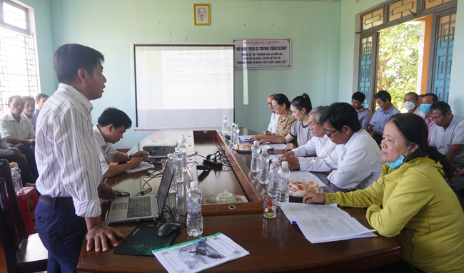 Ông Nguyễn Vĩnh Linh - Trại Trưởng - Trại Nghiên cứu và Chuyển giao công nghệ báo cáo kết quả thực hiện mô hình tại Hội nghị.