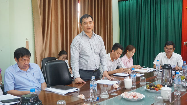 Ông Trần Đình Cảm - TUV - Bí thư Huyện ủy Nghĩa Hành phát biểu ý kiến.