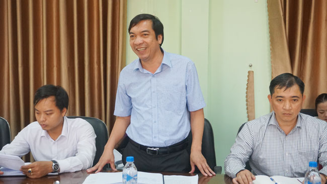 Ông Đinh Xuân Sâm - Phó Bí thư Huyện ủy - Chủ tịch UBND huyện Nghĩa Hành nêu ý kiến tại buổi làm việc.
