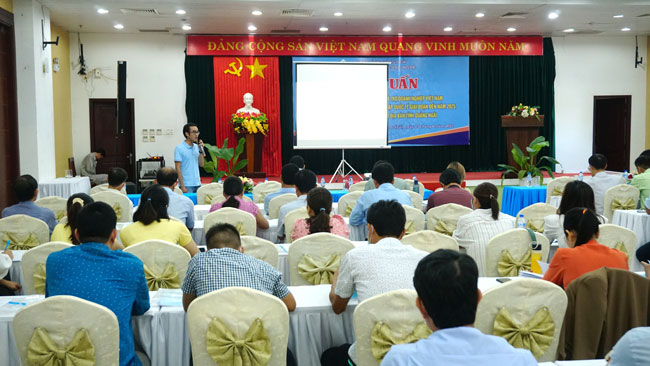 Chuyên gia Trịnh Xuân Tùng giới thiệu các nội dung tập huấn.