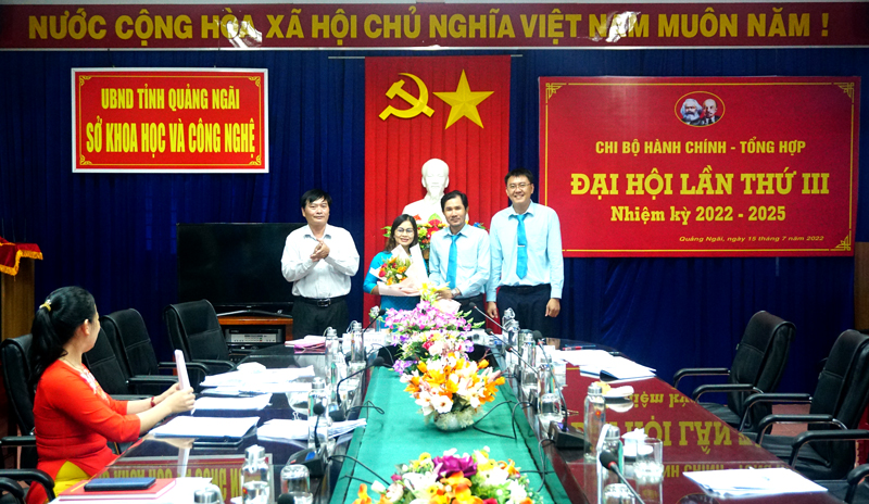Đ/c Nguyễn Văn Thành, tỉnh Ủy viên, Bí thư Đảng ủy, Giám đốc Sở KH&CN tặng hoa chúc mừng các đồng chí BCH khóa III, nhiệm kỳ 2022-2025.