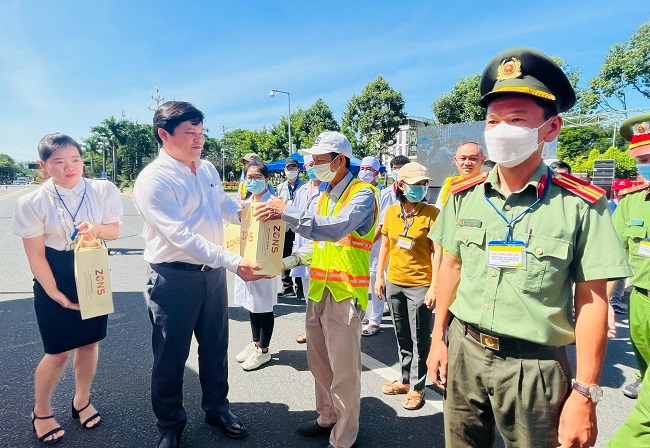 Phó Chủ tịch UBND tỉnh Trần Phước Hiền tặng quà cho các lực lượng tham gia Diễn tập ứng phó sự cố bức xạ và hạt nhân.