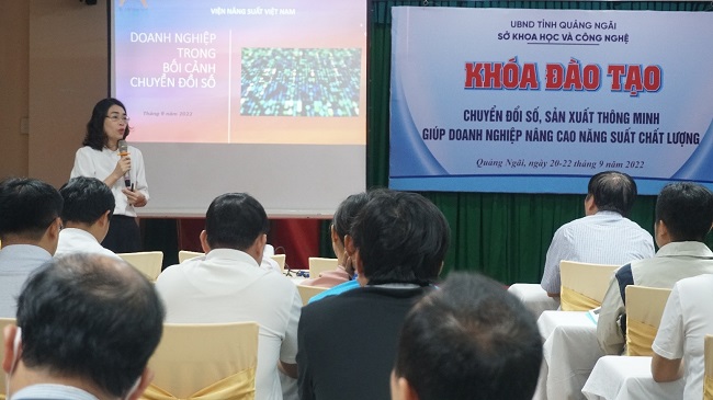 Giảng viên Nguyễn Thị Phương Nhung – Viện Năng suất Việt Nam trình bày tại lớp đào tạo.