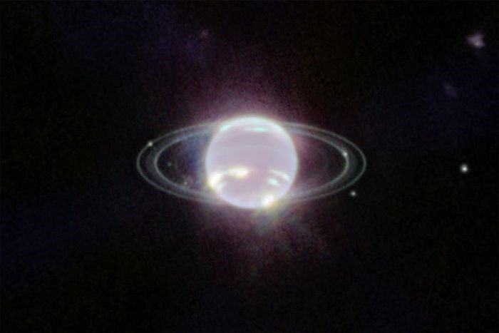Hình ảnh máy ảnh hồng ngoại gần của Webb (NIRCam) về sao Hải Vương, được chụp vào ngày 12/7/2022, lần đầu tiên sau hơn ba thập kỷ, các vành đai của hành tinh này được thể hiện rõ nét nhất.