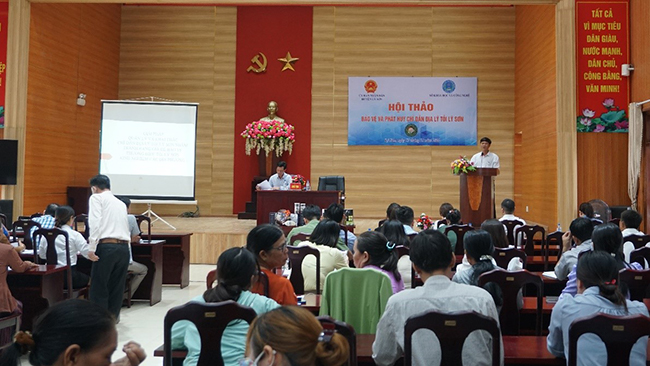 Phó Chủ tịch UBND huyện Lý Sơn - Đặng Tấn Thành trao đổi tại Hội thảo.