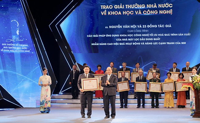 Chủ tịch nước Nguyễn Xuân Phúc trao Giải thưởng Nhà nước về Khoa học và Công nghệ cho đại diện nhóm tác giả của BSR.