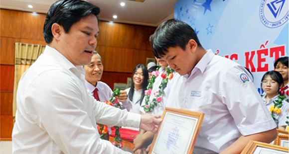 Phó Chủ tịch UBND tỉnh Trần Phước Hiền trao thưởng cho các em học sinh đoạt giải.