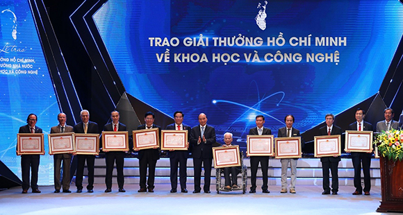 Chủ tịch nước Nguyễn Xuân Phúc trao Giải thưởng Hồ Chí Minh cho các tác giả, đại diện tác giả, đồng tác giả.