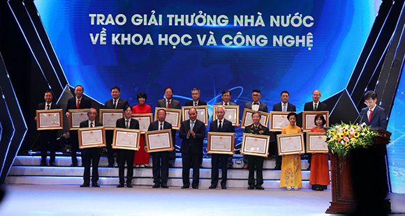Chủ tịch nước Nguyễn Xuân Phúc trao Giải thưởng Nhà nước cho các tác giả, đại diện tác giả, đồng tác giả.