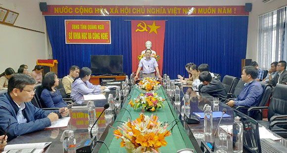 Đ/c Nguyễn Văn Dũng, Phó Trưởng Ban Thường trực - Ban Tuyên giáo Tỉnh ủy phổ biến những nội dung cơ bản Nghị quyết Hội nghị lần thứ sáu Ban Chấp hành Trung ương Đảng khóa XIII.