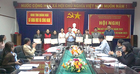 Đ/c Nguyễn Văn Thành, Tỉnh ủy viên, Bí thư Đảng ủy, Giám đốc Sở tặng giấy khen cho các đồng chí đảng viên đã có thành tích hoàn thành xuất sắc nhiệm vụ trong năm 2022.