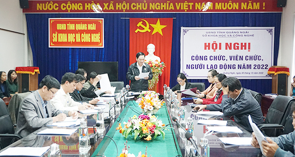 Đồng chí Nguyễn Văn Thành - Tỉnh ủy viên - Bí thư Đảng ủy - Giám đốc Sở báo cáo tổng kết tình hình hoạt động của Sở KH&CN năm 2022