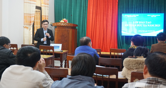 Ông Vũ Hà, Phó Giám đốc Công ty TNHH RADTECH Việt Nam truyền đạt các nội dung tại lớp học.