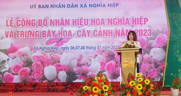 Chủ tịch UBND xã Nghĩa Hiệp Võ Thị Thịnh phát biểu tại buổi lễ.