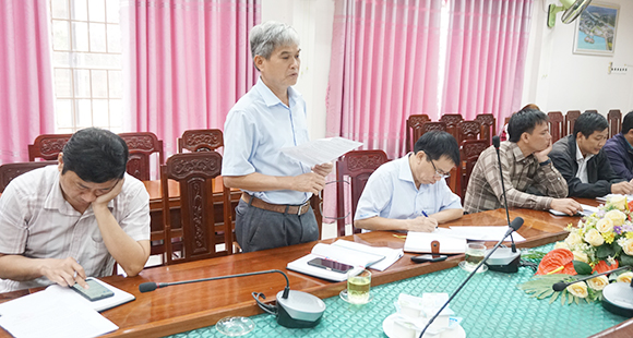 Đại diện UBND huyện Minh Long báo cáo kết quả ứng dụng KH&CN tại địa phương.