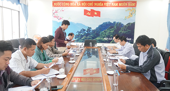 Đại diện UBND huyện Trà Bồng báo cáo kết quả thực hiện nhiệm vụ năm 2022 và kế hoạch năm 2023.