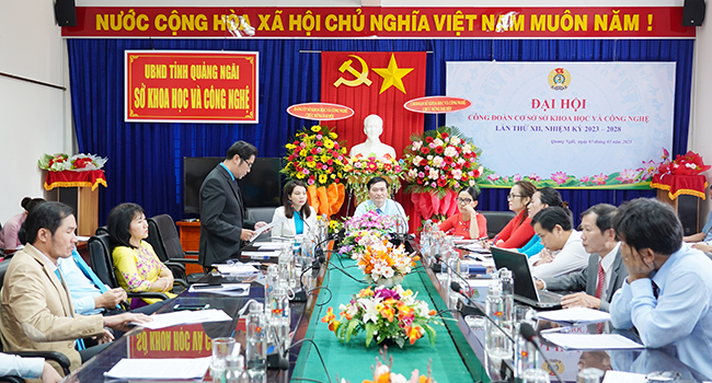 Đ/c Võ Hùng Cường - Chủ tịch Công đoàn Viên chức tỉnh đến dự và phát chỉ đạo Đại hội.