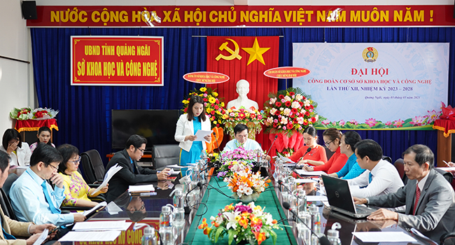 Đồng chí Phan Thị Cẩm Vân - Chủ tịch CĐCS Sở KH&CN thay mặt Đoàn Chủ tịch phát biểu khai mạc Đại hội.