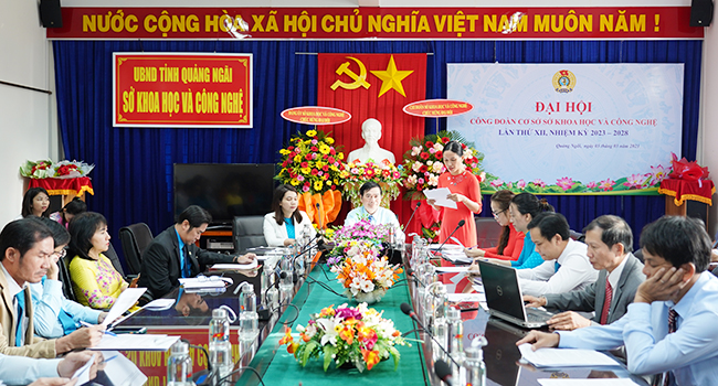 Đ/c Phạm Thị Minh Sương - PCT Công đoàn - Trình bày Dự thảo Báo cáo kết quả hoạt động Công đoàn nhiệm kỳ qua và phương hướng hoạt động Công đoàn nhiệm kỳ 2023-2028.