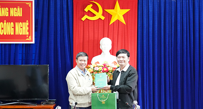 Ông Nguyễn Văn Thành, Tỉnh ủy viên, Giám đốc Sở KH&CN tỉnh Quảng Ngãi nhận quà lưu niềm từ Giám đốc Sở KH&CN tỉnh Thừa Thiên Huế. 