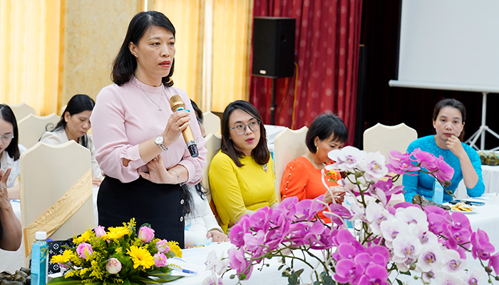 Phó Chủ tịch Thường trực Hội LHPN tỉnh - Phạm Thị Hồng Hải trao đổi tại buổi Tọa đàm.