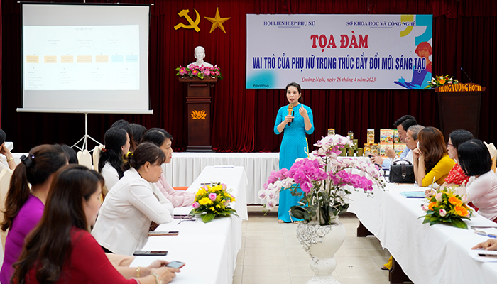 ThS. Phan Thị Cẩm Vân - Phó Trưởng Phòng Công nghệ và Chuyên ngành trao đổi tại buổi Tọa đàm.