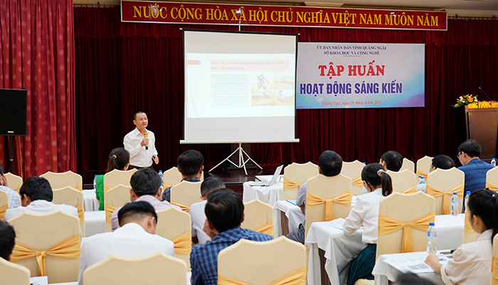 ông Nguyễn Minh Đức - Văn phòng đại diện Cục Sở hữu trí tuệ tại TP. Đà Nẵng giới thiệu các nội dung cơ bản của Quy định về hoạt động sáng kiến theo Nghị định số 13/2012/NĐ-CP ngày 02/3/2012 của Chính phủ.