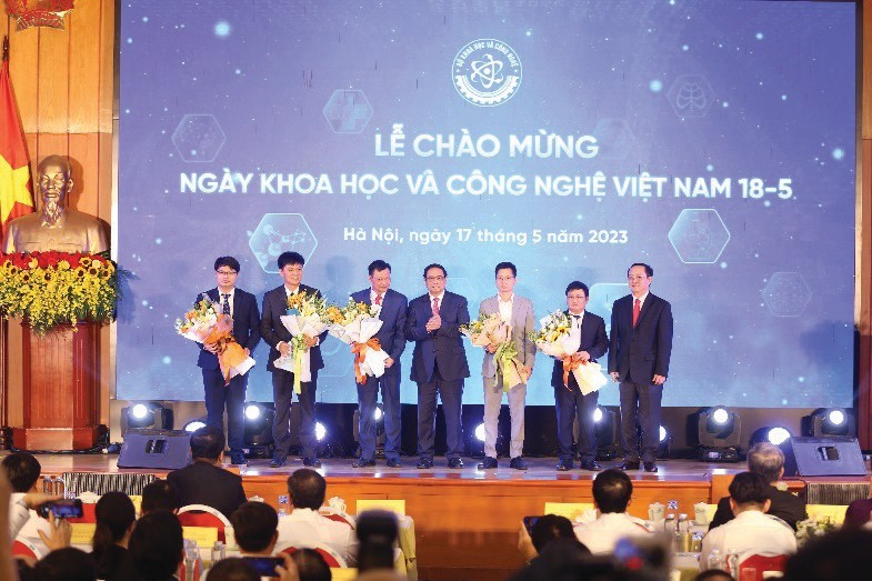 Thủ tướng Phạm Minh Chính và Bộ trưởng Huỳnh Thành Đạt tặng hoa cho các diễn giả tại sự kiện.