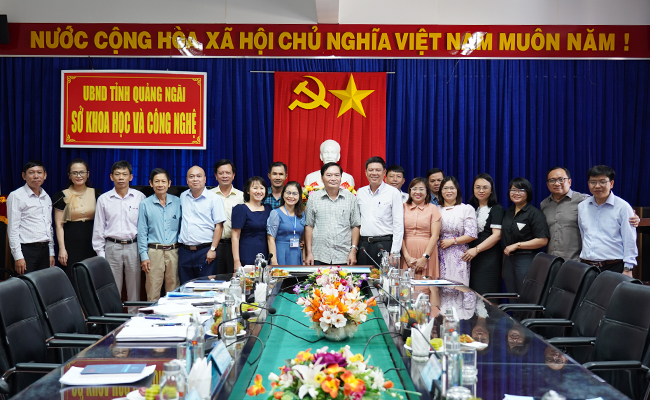 Đoàn công tác của Sở KH&CN tỉnh Bà Rịa – Vũng Tàu chụp hình lưu niệm cùng Sở KH&CN tỉnh Quảng Ngãi