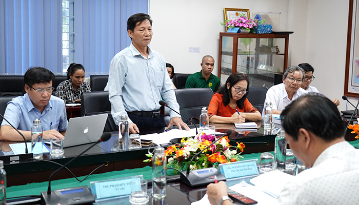 Ông Huỳnh Văn Tố, Phó chủ tịch Thường trực LHHKHKT tỉnh tham gia thảo luận, trao đổi.