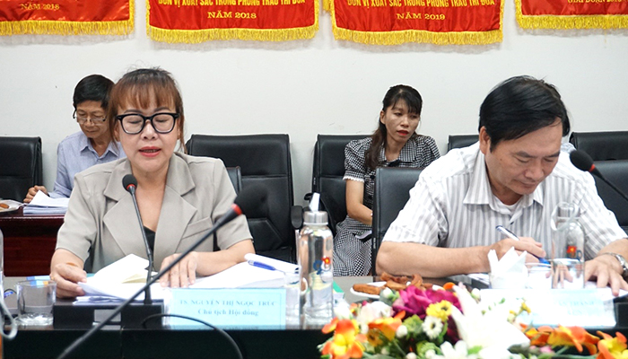 TS. Nguyễn Thị Ngọc Trúc (bên trái), Viện Cây ăn quả miền Nam - Chủ tịch Hội đồng nghiệm thu.
