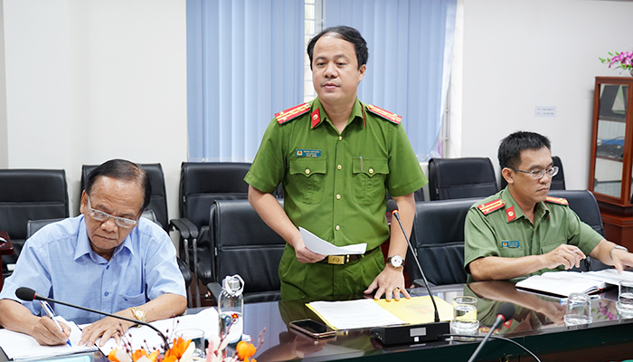 Đại tá, PGS. TS Hoàng Anh Tuấn, Phó Giám đốc Công an tỉnh Quảng Ngãi trình bày thuyết minh đề cương trước Hội đồng.
