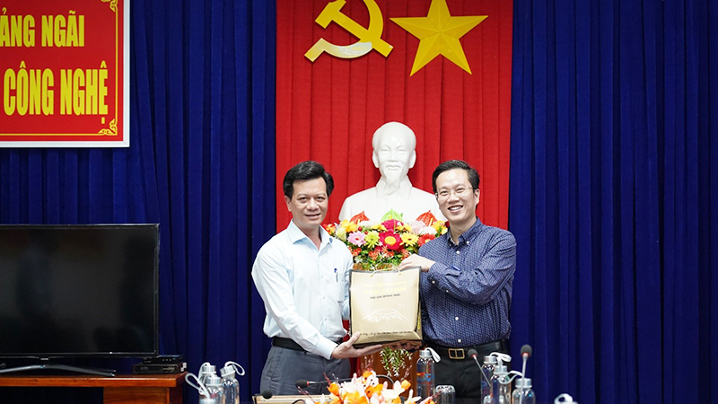 Quyền Tổng cục trưởng Tổng cục TCĐLCL và Phó giám đốc Sở KH&CN Quảng Ngãi tặng quà lưu niệm.