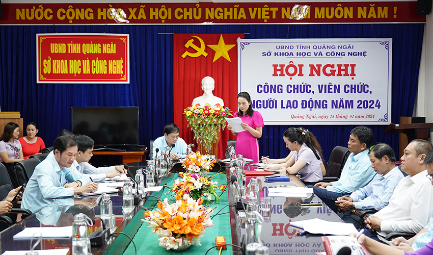 Đồng chí Phan Thị Cẩm Vân - Chủ tịch Công đoàn Sở báo cáo kiểm điểm việc thực hiện nghị quyết Hội nghị CCVCNLĐ năm 2023; quy định thực hiện dân chủ và đánh giá hoạt động năm 2023 của Sở Khoa học và Công nghệ.
