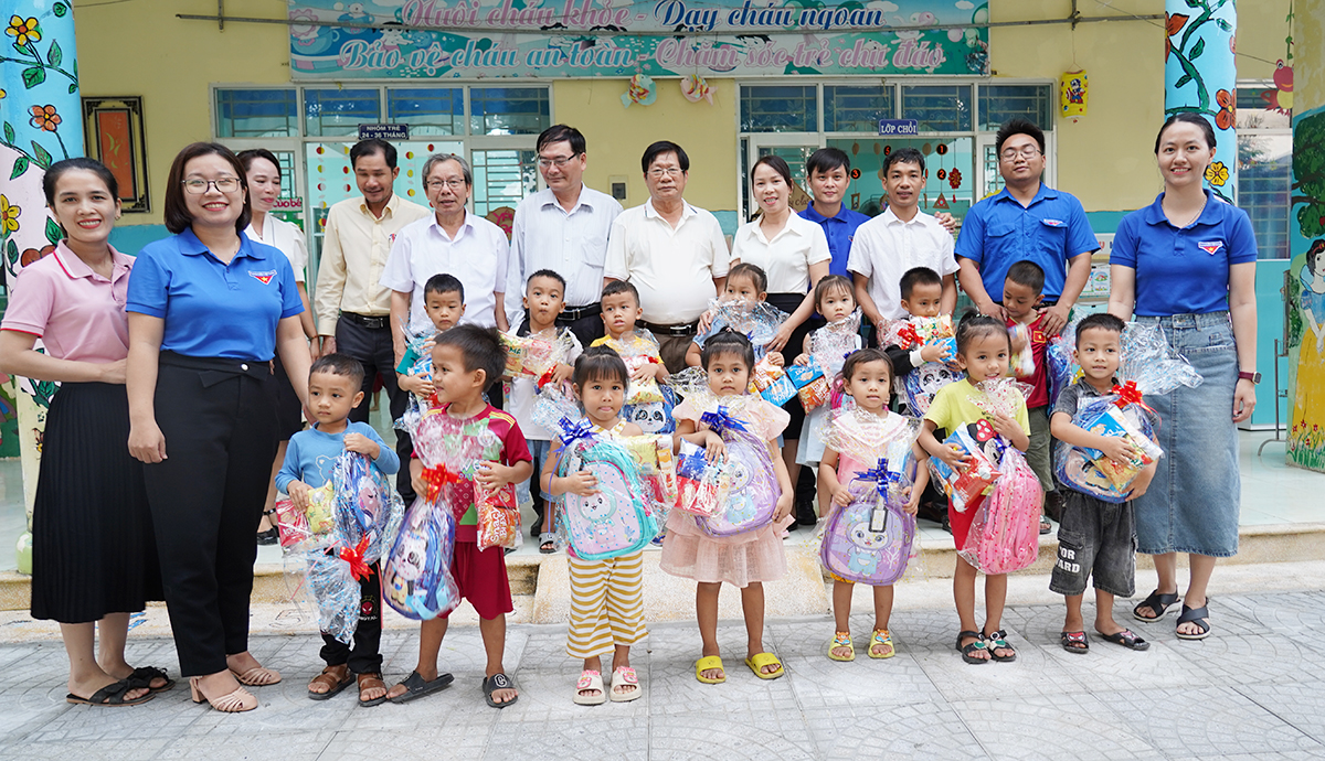 Chi đoàn Sở KH&CN cùng các đơn vị, doanh nghiệp, nhà hảo tâm chụp hình lưu niệm cùng các em tại Trường Mầm non Nghĩa Sơn, huyện Tư Nghĩa.