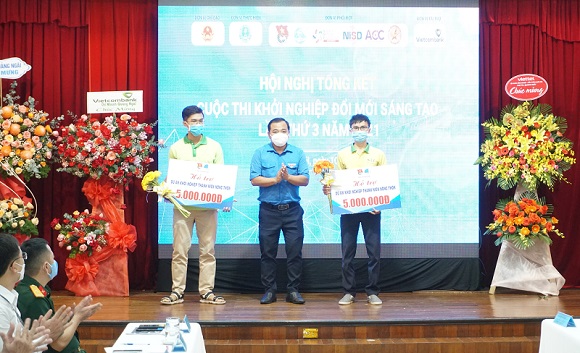 Phó Bí thư Tỉnh đoàn Lê Văn Vin trao kinh phí hỗ trợ các dự án khởi nghiệp thanh niên nông thôn tiêu biểu.