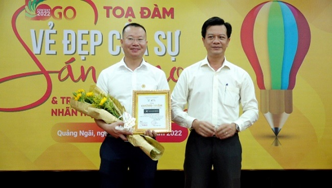 PGĐ Sở Khoa học và Công nghệ - Trần Công Hòa trao tặng hoa và Giấy chứng nhận cho đơn vị tài trợ.