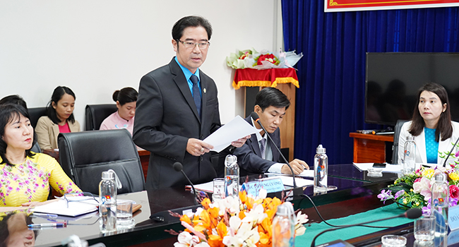 Đồng chí Võ Hùng Cường - Chủ tịch Công đoàn viên chức tỉnh phát biểu chỉ đạo.
