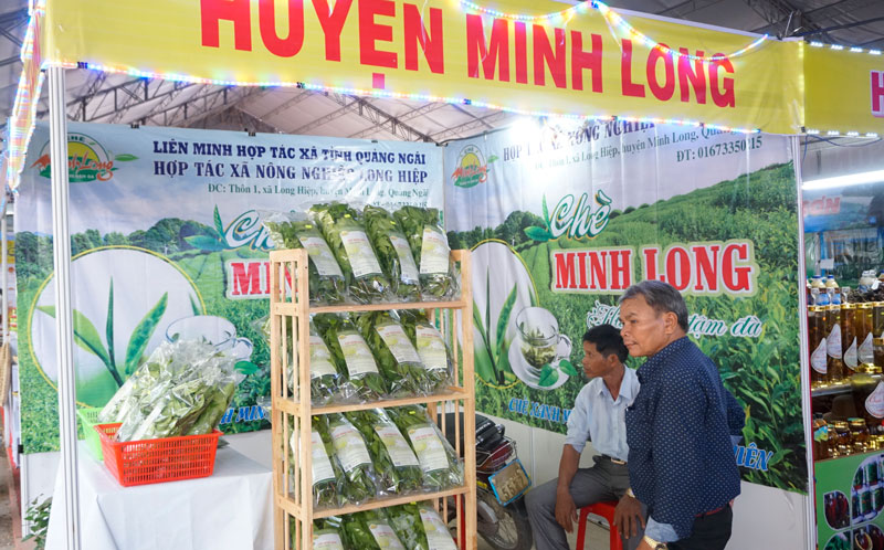 Sản phẩm Chè Minh Long được trưng bày giới thiệu tại Hội chợ triển lãm sản phẩm Núi Ấn Sông Trà năm 2019.