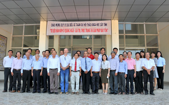 Đại biểu chụp ảnh lưu niệm tại Hội thảo cấp tỉnh Tư liệu Hán Nôm ở Quảng Ngãi - Giá trị, thực trạng và giải pháp bảo tồn.