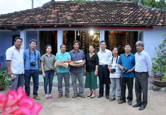 Nhóm thực hiện đề tài thu thập tài liệu Hán Nam tại nhà ông Nguyễn Quang Bề, An Vĩnh, Lý Sơn.