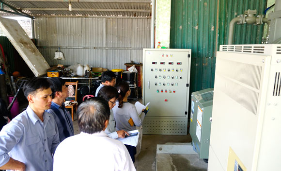 Hội đồng kiểm tra các thiết bị, máy móc đầu tư tại Nhà máy Hung Phong.