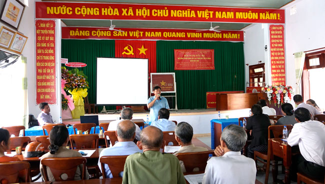 Hội nghị tham quan đầu bờ mô hình canh tác cây lạc trên đất lúa và màu kém hiệu quả tại xã Tịnh Thọ huyện Sơn Tịnh.
