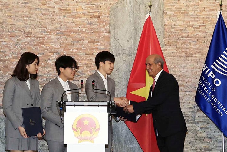 Ba học sinh Việt sáng chế mũ ngăn nCoV được WIPO vinh danh